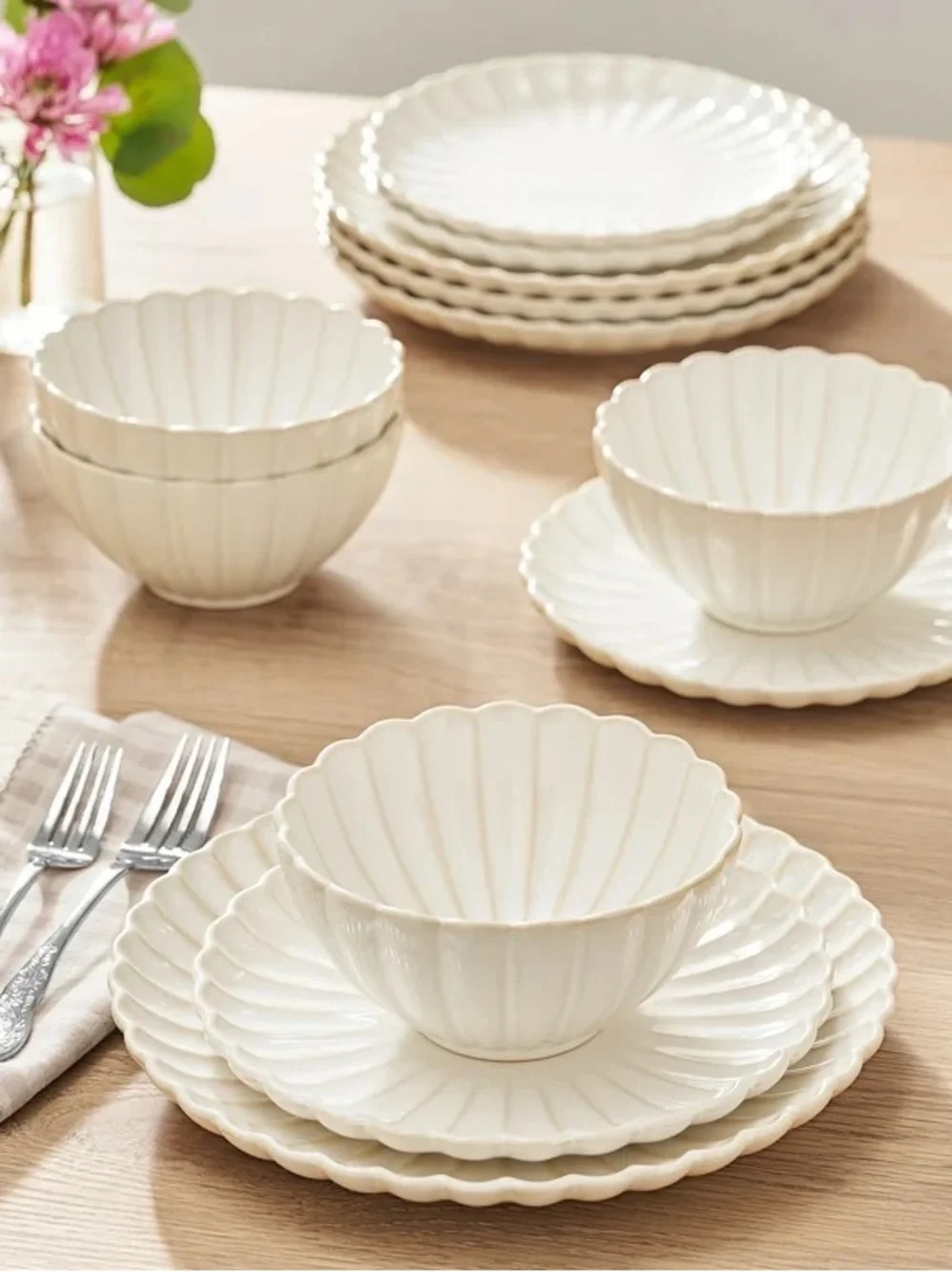 THE PIONEER WOMAN NWT 1z-piece scalloped stoneware Dinnerware Set -Cream